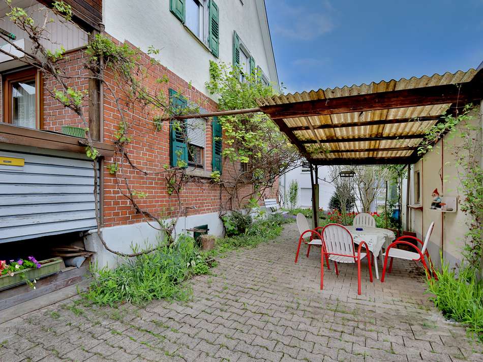 Überdachte Terrasse mit Sit...