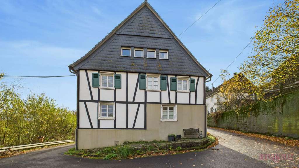 Immobilie in Engelskirchen - Charmante Fachwerk-Doppelhaushälfte mit mehreren Grundstücken, Scheunen und Ackerfläche - Bild 2