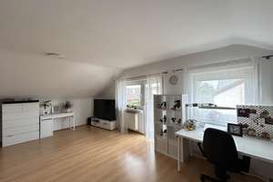 Moderne 3,5 Zimmer Dachgeschosswohnung mit Südbalkon, Kellerraum und zwei Pkw-Stellplätzen – Welschstr. 45, 74080 Böckingen, Heilbronn – Vorschaubild 2