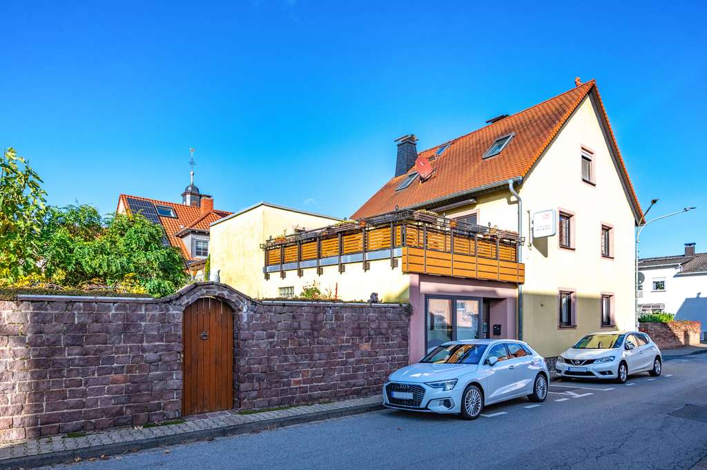 Immobilie in Schöneck - Schöneck-Oberdorfelden: Charmantes Einfamilienhaus mit flexibel gestaltbarer Laden- / Bürofläche - Bild 1