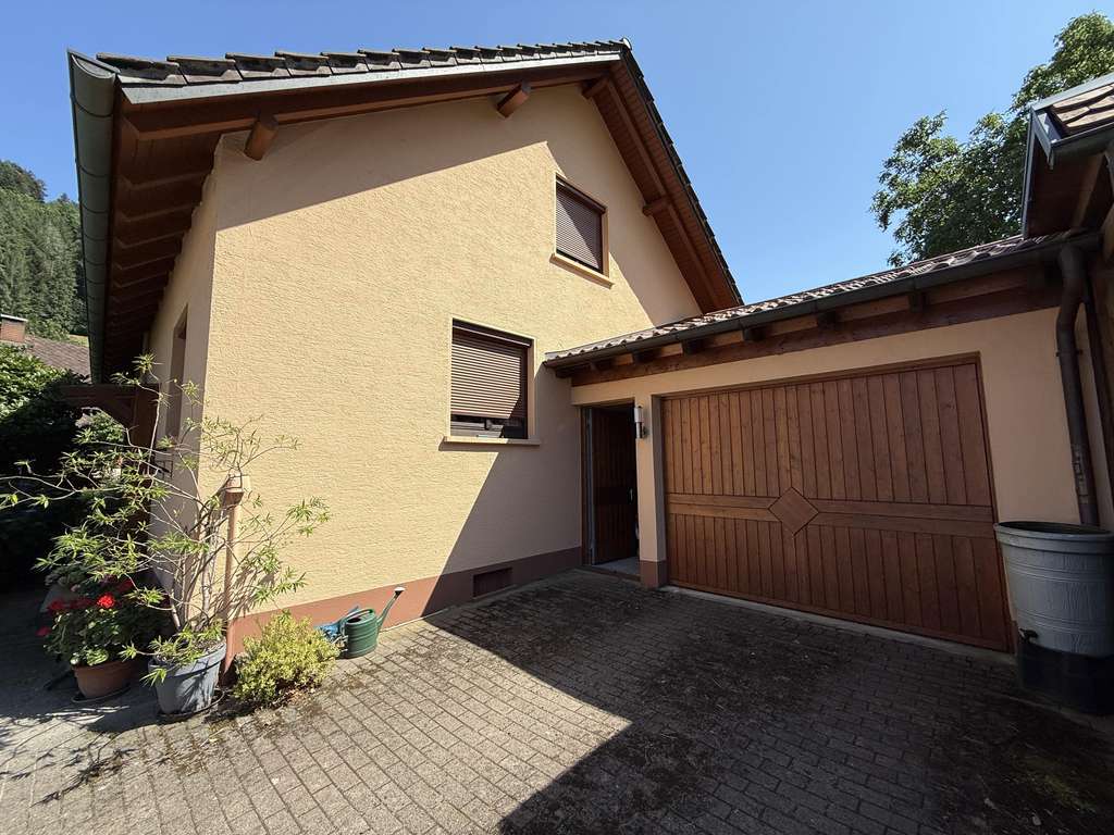 Immobilie in Hausach - Wohnhaus in Hausach mit Garten, Terrasse, Garage & Stellplätzen - Bild 1