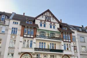 KLEEFELD: Charmante 4-Zi. Altbau, 2 Balkone, Dielen- u. Terrazzoboden, Tageslicht-Bad u. Einbauküche