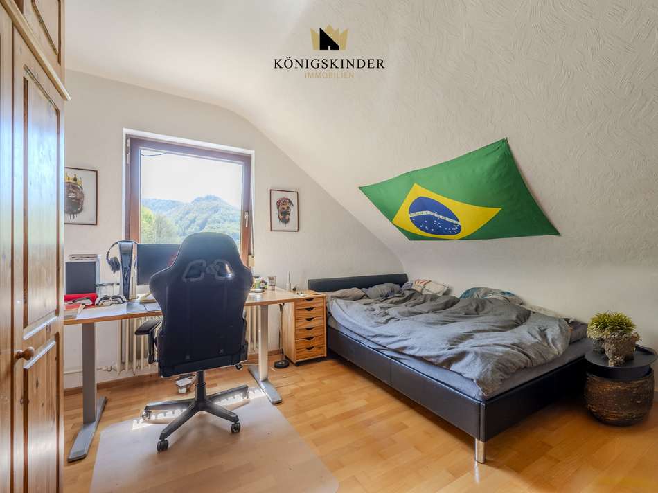 Helles Kinderzimmer mit Platz 