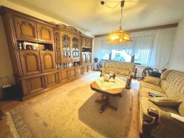 Immobilie in Nickenich - Charmantes Einfamilienhaus mit Garage, Garten und Nebengebäuden - Bild 3