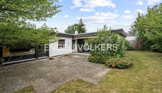 Bild von EBENERDIGER WOHNKOMFORT TRIFFT GARTENGLÜCK: SOLIDER BUNGALOW MIT SCHÖNEM GARTEN FÜR IHRE FAMILIE!