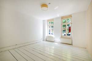 Altbaucharme nahe Boxhagener Platz – ruhig gelegene 2-Zimmer-Wohnung mit Potenzial – Die vollständige Adresse der Immobilie erhältst du vom Anbieter., 10247 Friedrichshain, Berlin – Vorschaubild 1