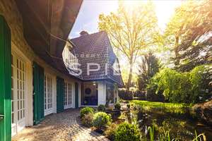 Exklusives Anwesen mit Einliegerwohnung und parkähnlichem Garten in Oberneuland