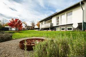 *Preisreduzierung* 
Modernisiertes Einfamilienhaus mit PV-Anlage, 2 Garagen und großem Garten