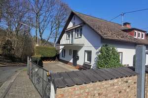 Privat & ruhig Eigentumswohnung im Zweifamilienhaus (EG+DG)  | 103 m² Garten + Terrasse | 103 m² – Die vollständige Adresse der Immobilie erhältst du vom Anbieter., 57080 Eiserfeld, Siegen – Vorschaubild 1