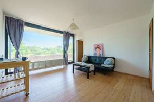 Helle teilmöbilierte 1-Zimmer-Wohnung mit großem Balkon
