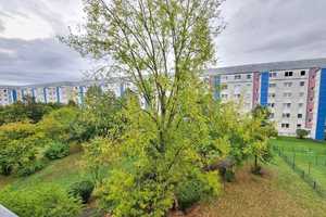 *Grün. Ruhig. Gemütlich. - 3-Zimmer-Wohnung mit Balkon!* – An der Kotsche 40, 4207 Leipzig – Vorschaubild 1