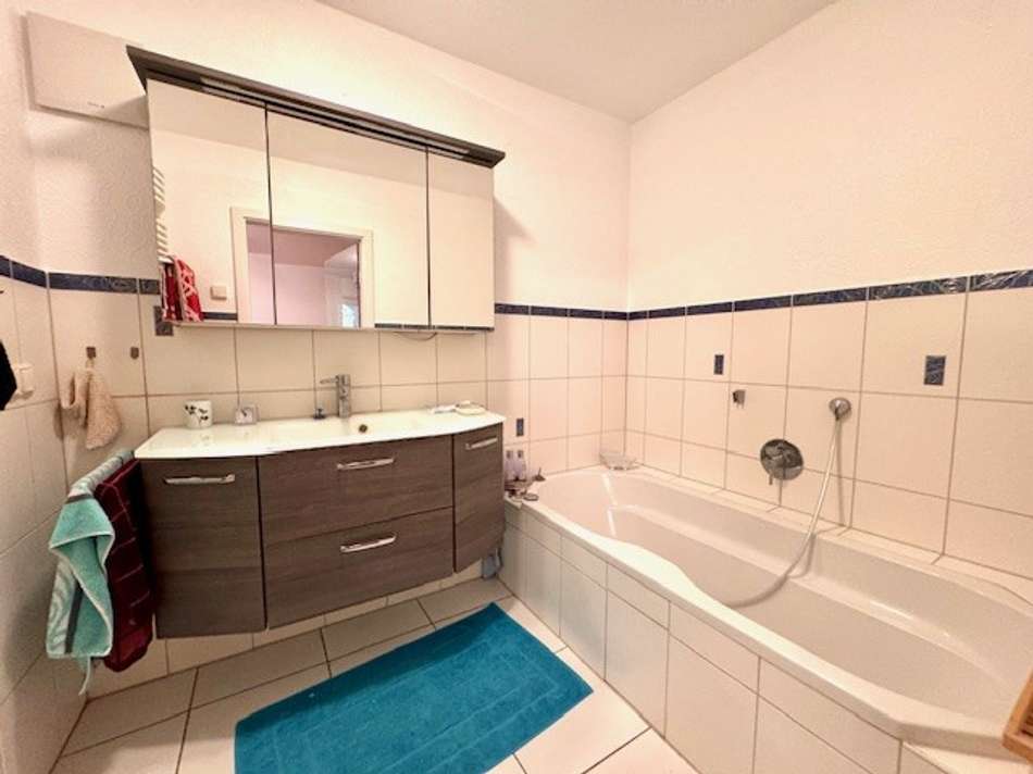 Großes Badezimmer mit sep. ...