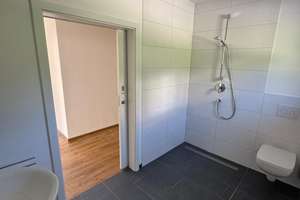Neubau Erstbezug 83 qm EG 3 Zimmer-Wohnung mit Balkon und Panoramablick in Kernscheid ab sofort! – Im Holzgarten 17, 54296 Kernscheid, Trier – Vorschaubild 12