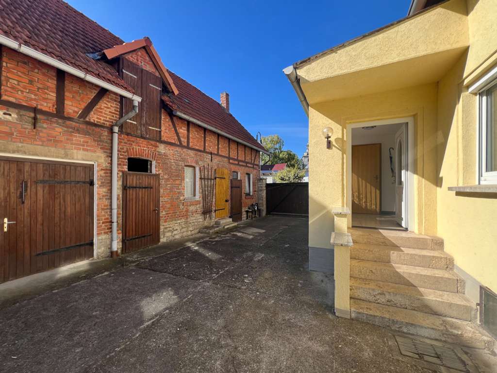 Immobilie in Am Ettersberg - Traditionelles Einfamilienhaus mit großer Scheune & hübschem Garten - Bild 3