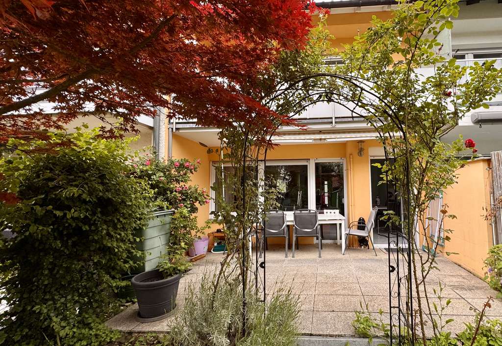 Einziehen und Wohlfühlen: Mediterranes  Reihenmittelhaus in Leonberg-Eltingen
