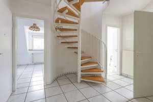 Helle Maisonette-Wohnung im 2. OG mit Ateliergeschoss und Dachloggia, Stellplatz + Garagenstellplatz – Die vollständige Adresse der Immobilie erhältst du vom Anbieter., 45136 Bergerhausen, Essen – Vorschaubild 2
