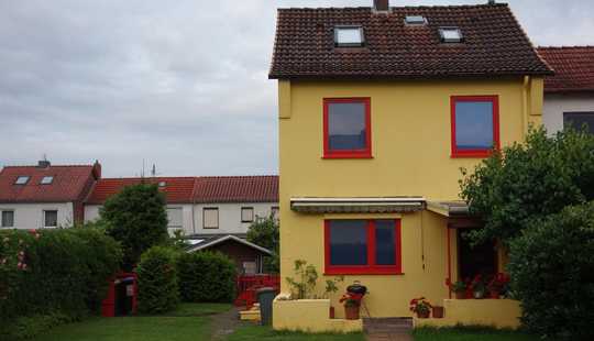 Bild von Haus mit großem Garten und angrenzender Garage in ruhiger Lage