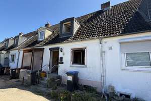 Sanierungsbedürftiges Reihenhaus – Die vollständige Adresse der Immobilie erhältst du vom Anbieter., 23569 Kücknitz, Lübeck – Vorschaubild 1