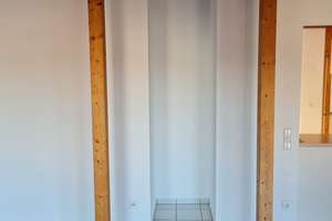Helle und gemütliche 3-Zimmer-Dachgeschosswohnung mit Balkon, EBK, inkl. TG-Stellplatz in Köln – Frohnhofstr. 104, 50827 Ossendorf, Köln – Vorschaubild 6