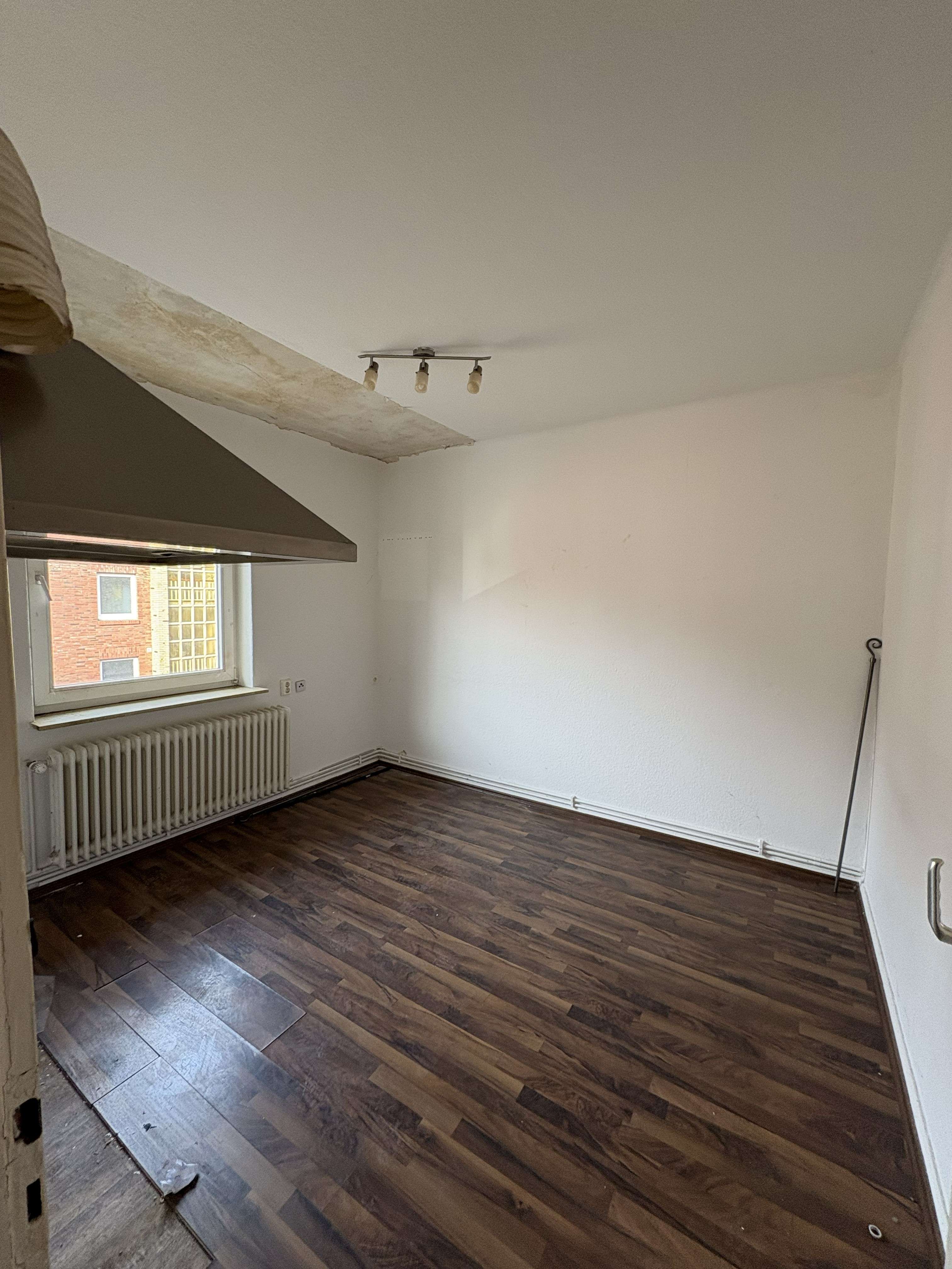 Sanierungsbedürftige 2-Zimmer-Wohnung in guter Lage, Wilhelmshaven – Bild 4