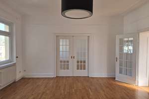 Von Privat - großzügige 4-Zimmer Altbauwohnung im 3. OG mit Balkon und Garten in Wiesbaden-Biebrich – Straße der Republik 27, 65203 Biebrich, Wiesbaden – Vorschaubild 4