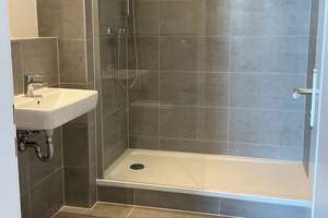Frisch modernisiertes Wohnglück: 3 Zimmer mit Rundum-Balkon + modernes Bad mit Dusche + Aufzug – Krohstraße 4, 50968 Bayenthal, Köln – Vorschaubild 6
