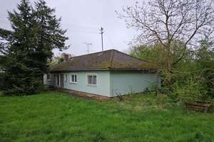 "Dornröschenschlaf": Großer Bungalow mit Sanierungsbedarf in ruhiger Lage von Hiltpoltstein – Die vollständige Adresse der Immobilie erhältst du vom Anbieter., 91355 Hiltpoltstein – Vorschaubild 2