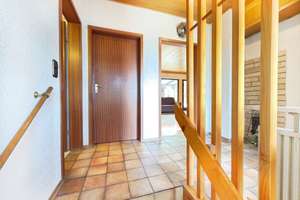 Familienbungalow mit Einliegerwohnung und Doppelgarage auf schönem Hanggrundstück – Katharinenberg 12, 91350 Gremsdorf – Vorschaubild 25