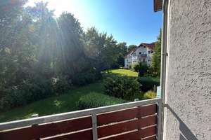  Helle 2-Zimmer-Wohnung mit Balkon, Blick ins Grüne und Garage