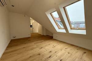 +++ Erstbezug nach Dachgeschossausbau, 2 Zi. mit Ost-Terrasse in zentraler Lage (Aufzug) +++