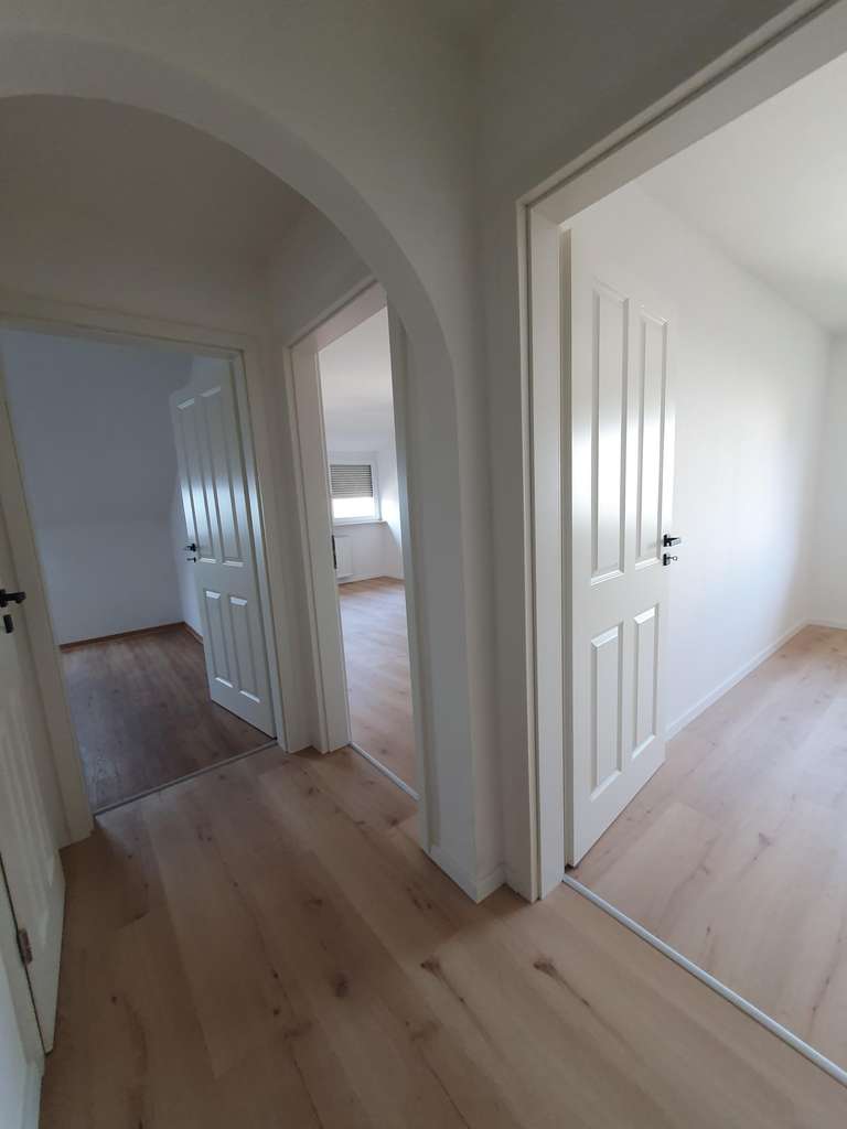 Immobilie in Bürgstadt - Elegantes Dachgeschoss mit Sonnenlicht & Blick ins Weite – Modern renoviert - Bild 0