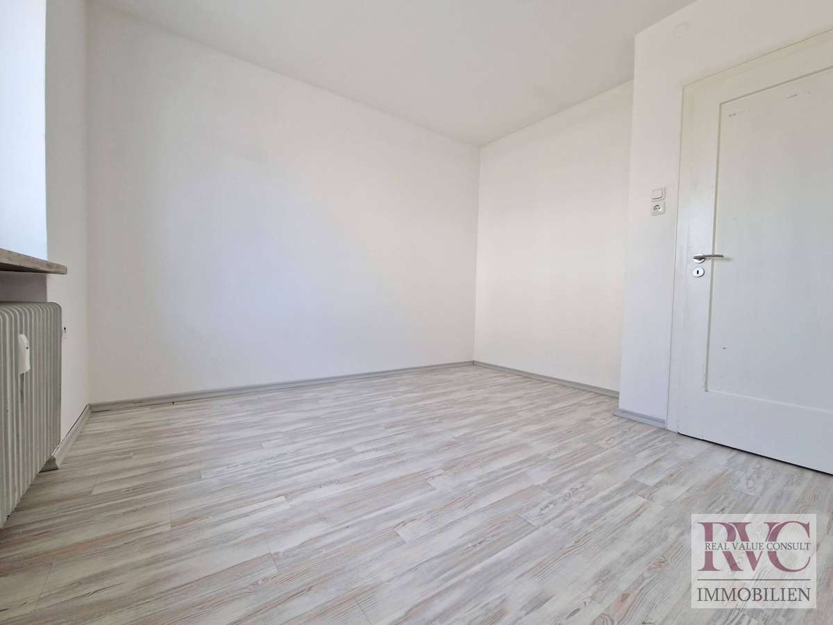 Immobilie in Freilassing - Attraktive Wohnung in Freilassing – hell, modern, Balkon, vielseitig nutzbar für Wohnen oder Gewerbe - Bild 2