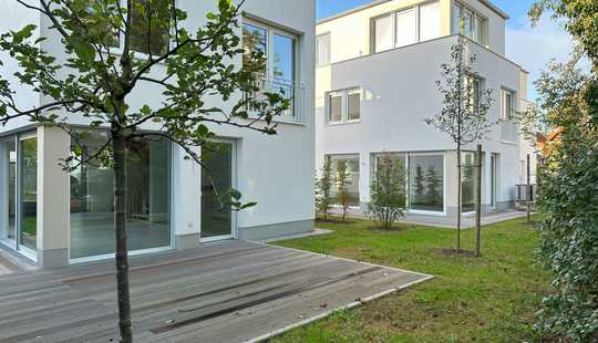 Bild von Elegantes freistehendes Einfamilienhaus mit Dachterrasse, Garten u. Tiefgarage - Neubau bezugsfertig