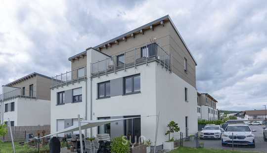 Bild von **Wohnen mit Garten und Feldblick** neuwertige Doppelhaushälfte mit EBK und 2 Stellplätze