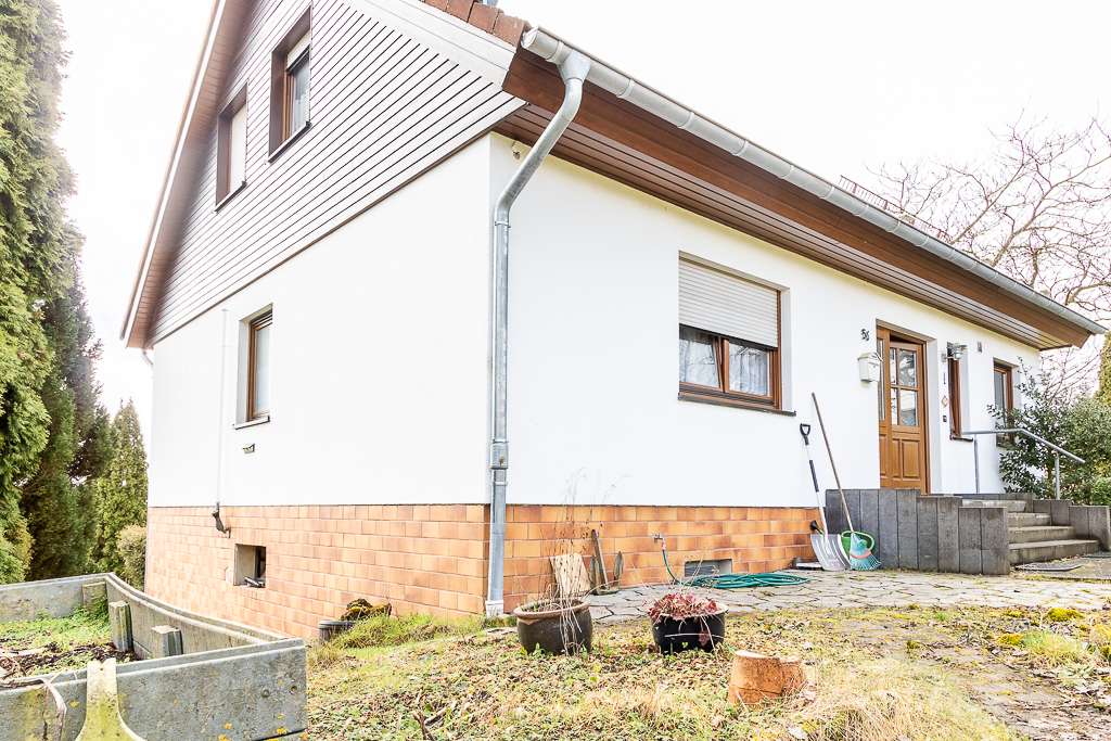 Immobilie in Üdersdorf - Einfamilienhaus mit vermieteter Einliegerwohnung, wunderschönem Garten, großer Terrasse und Garage. - Bild 1