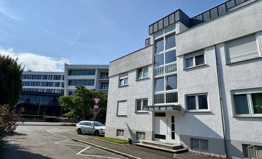 Funktionelle 2-Zimmer-Hochparterre-Wohnung mit Balkon und KFZ-Stellplatz
