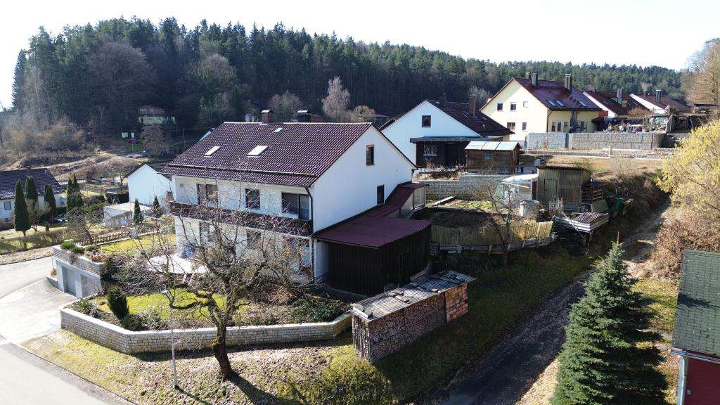 Immobilie in Deining - Eigennutzung oder Kapitalanlage!
Großes Haus mit Charme und Substanz,   
    Deining - Ortskern - Bild 2