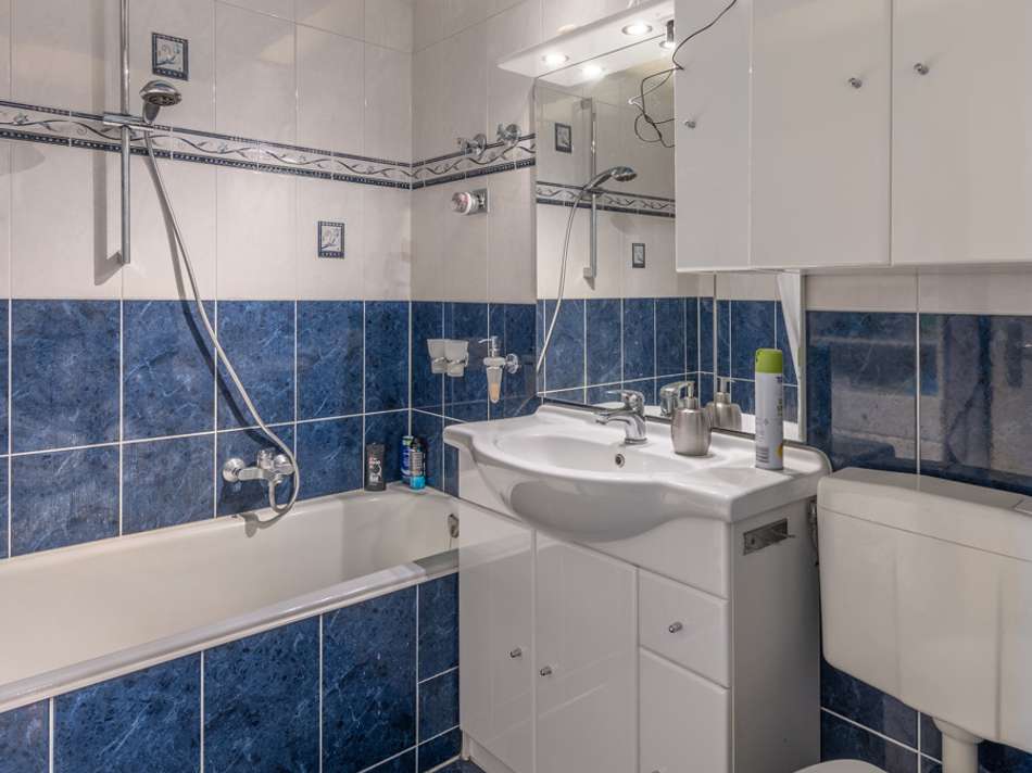 helles Bad mit Badewanne
