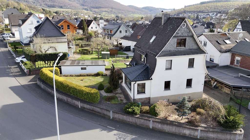 Immobilie in Eschenburg - Attraktives Einfamilienhaus mit viel Platz - Bild 0