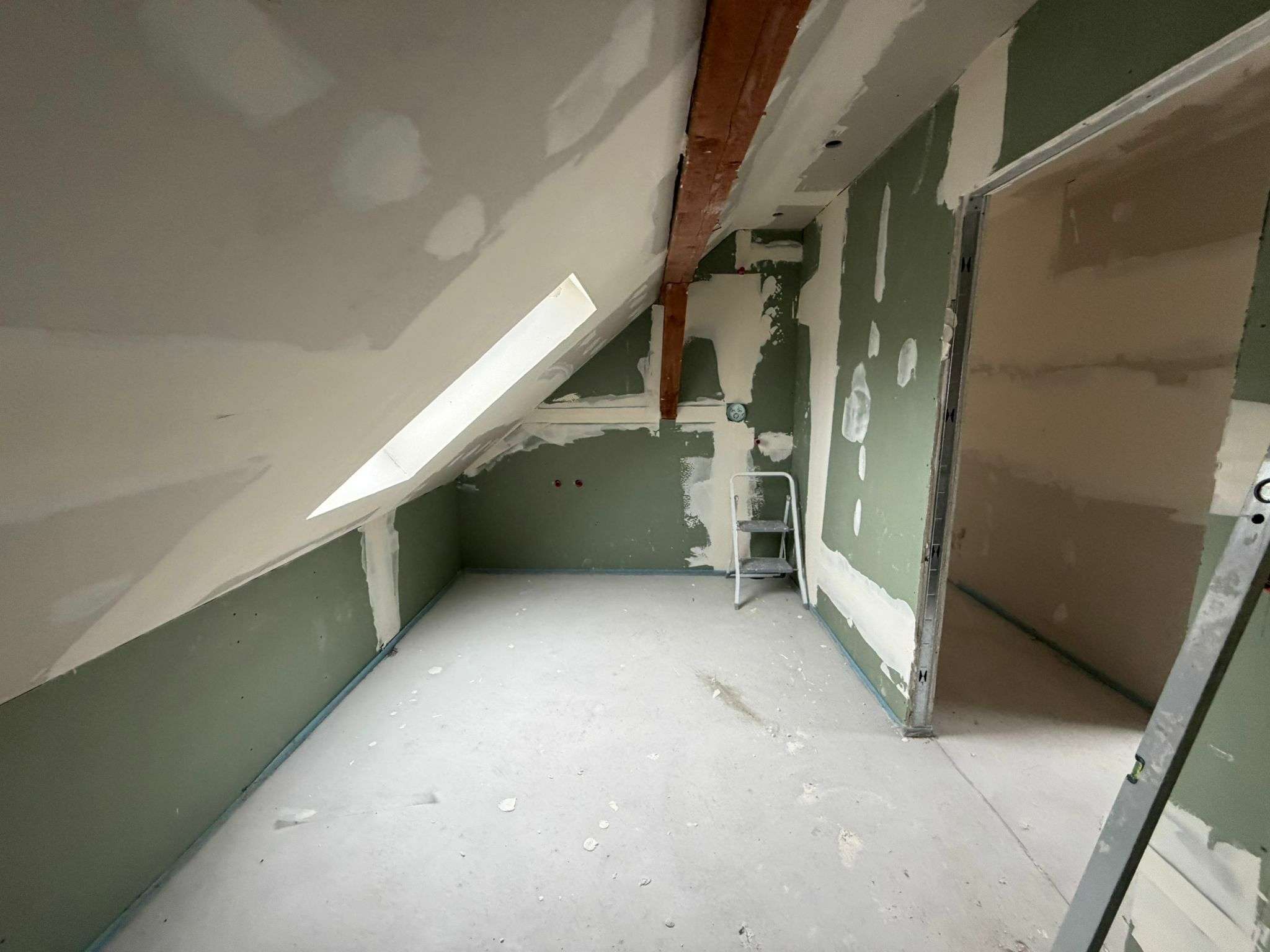 Lichtdurchflutete Dachgeschossfläche mit Charme und individuellem Ausbaupotenzial, Nürnberger Land Kreis – Bild 3