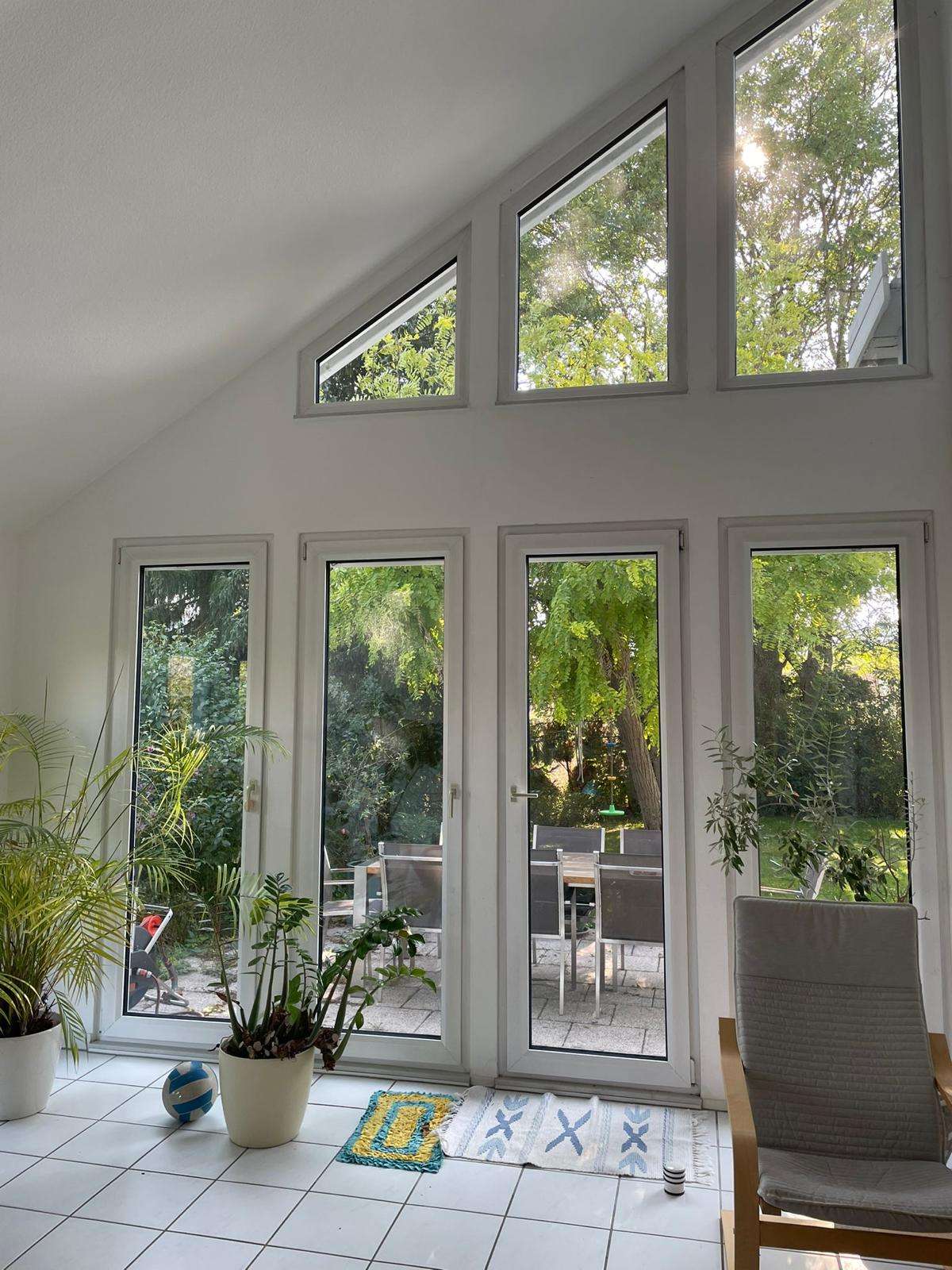 Immobilie in Flacht - Willkommen im Sonnenglanz! Lichtdurchflutetes Zuhause mit großzügigem Gartenparadies - Bild 2