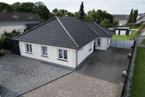 Exklusiver Bungalow mit Wellnesshaus, Sauna & Kamin / Energieeffizienz A  / 1.446 m² Grundstück – Die vollständige Adresse der Immobilie erhältst du vom Anbieter., 32457 Porta Westfalica – Vorschaubild 1