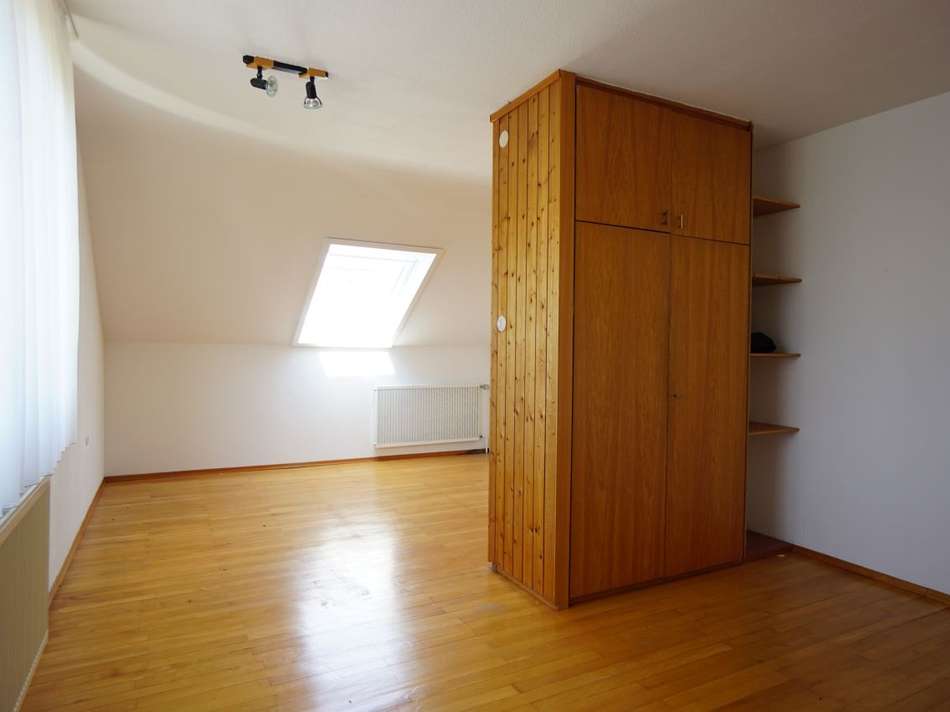 Großes Zimmer im Dachgeschoss