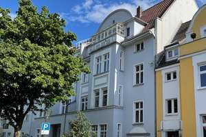 4-Zimmer-Altbau im oberen Gerresheim - 120 qm, hohe Decken, Parkett, Südbalkon, saniert mit Küche