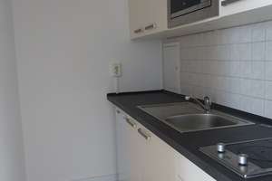 Single-Bude mit Einbauküche & Dusche & Balkon & Aufzug