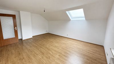 Helle 2,5 Zimmer-Dachgeschosswohnung | 78 m² | Einbauküche & schöne Aussicht | Calw-Stammheim