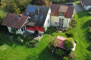 Geräumiges 8-Zimmer Zweifamilienhaus mit Doppelgarage und Einliegerwohnung – Die vollständige Adresse der Immobilie erhältst du vom Anbieter., 88634 Herdwangen-Schönach – Vorschaubild 1