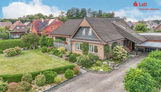 Bild von Doppelhaus mit schönem Garten und zwei Auffahrten