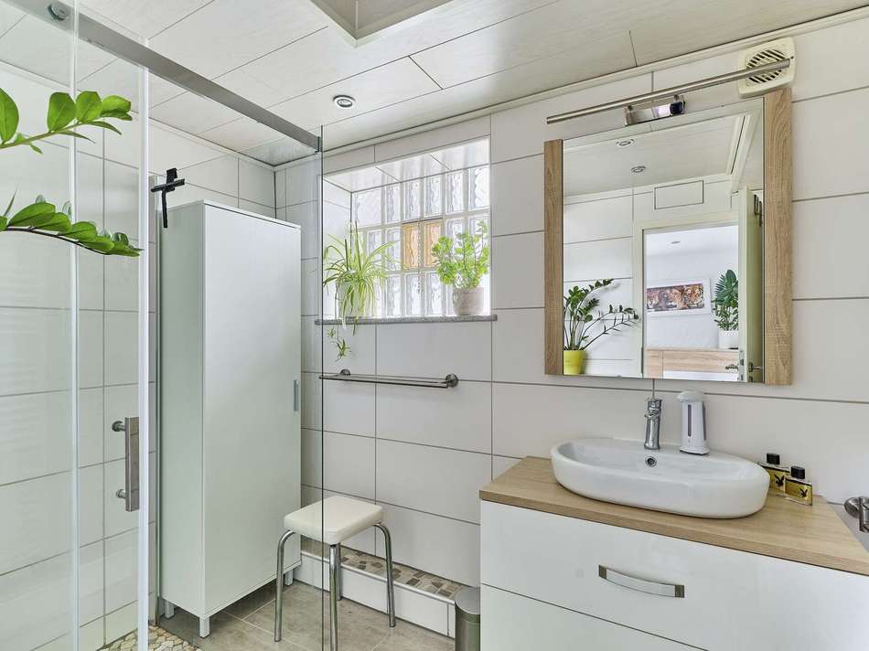 Badezimmer mit Dusche