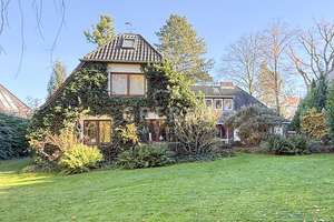 Aufstockung denkbar: Herrliches Grundstück mit großem Haus in bester Villenlage von Blankenese